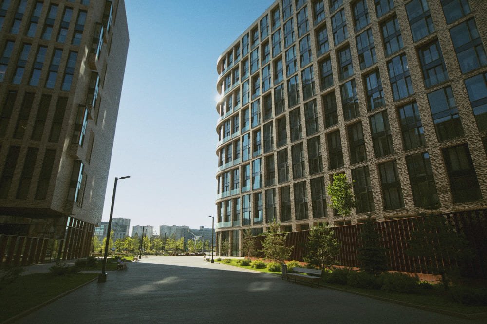 Modernes Gebäude im Hintergrund